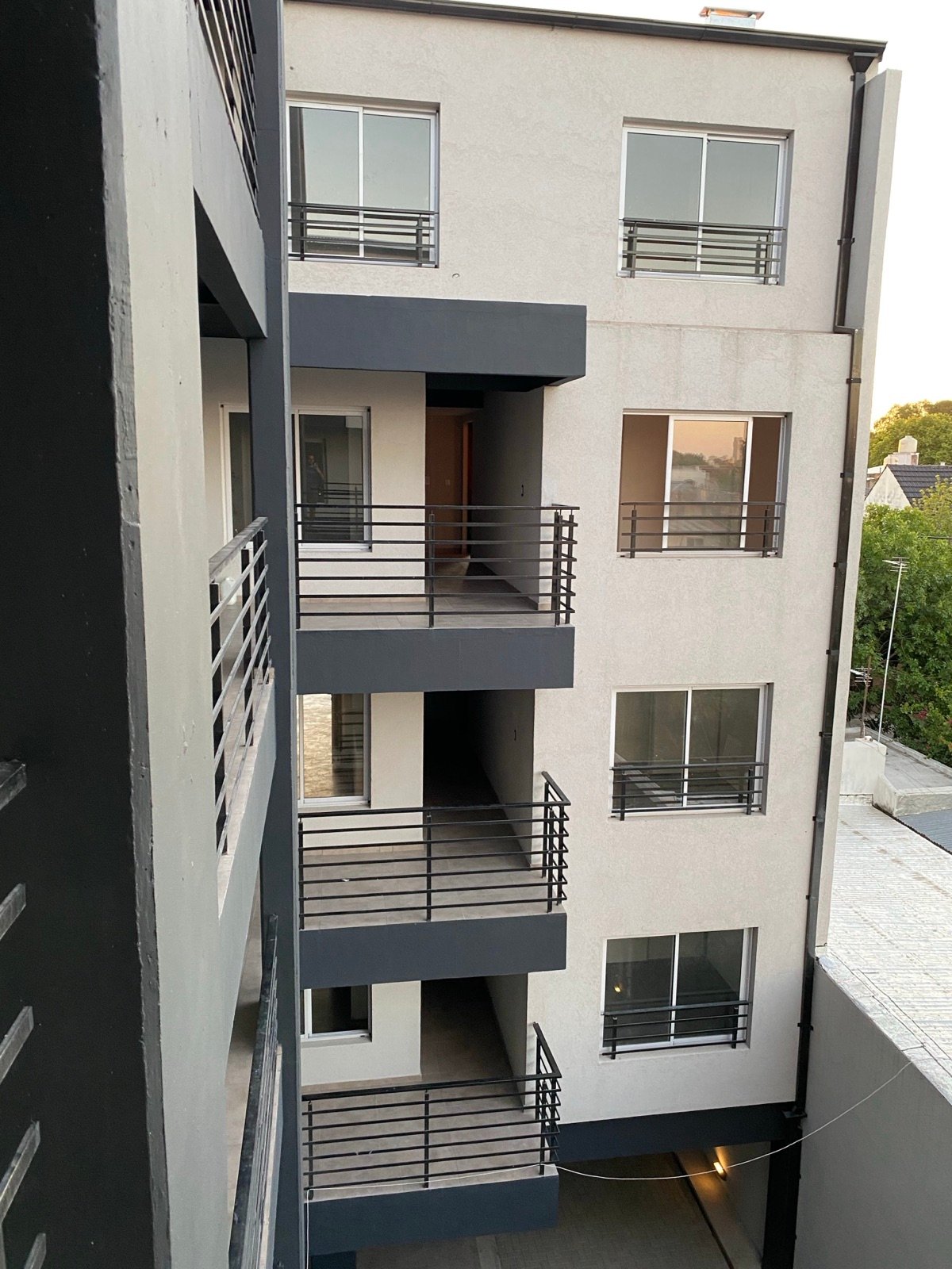 Patio interno con los balcones del contrafrente