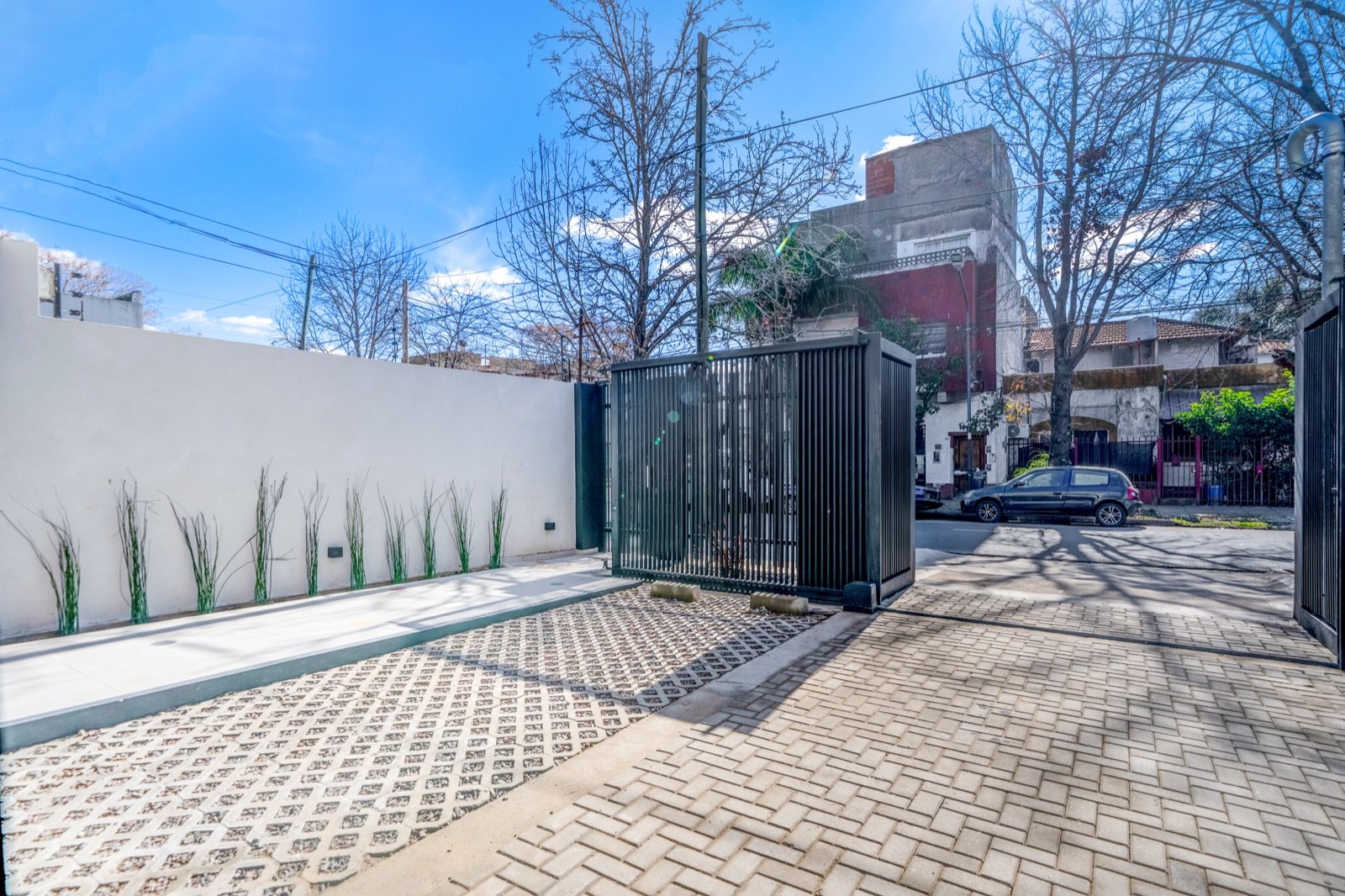 Frente del edificio sobre Av. Roca, con el portón de acceso