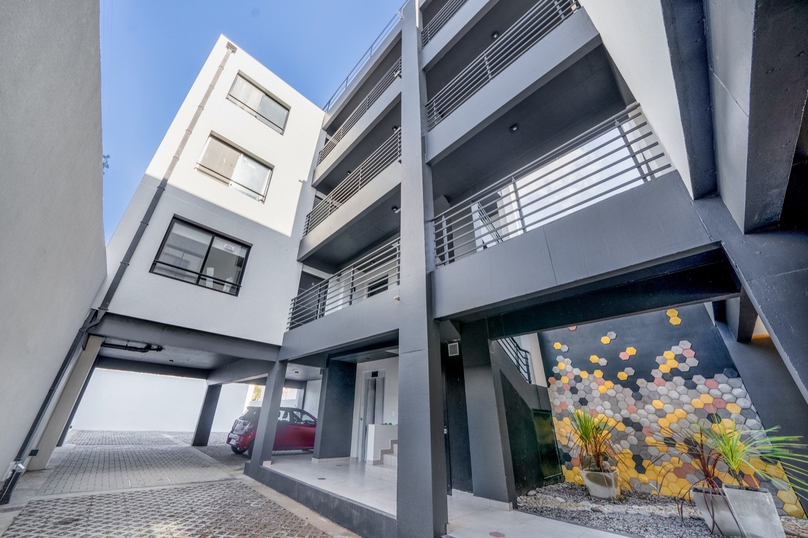 Patio interno con los balcones del contrafrente